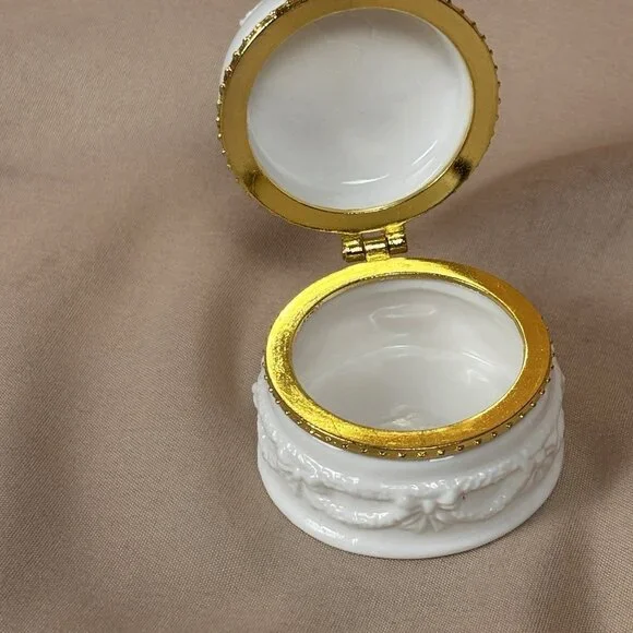 Vintage Tiny Hinged White Porcelain Crafted Roses Trinket Ring Box B45 - Picture 2 of 4